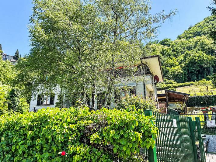 Vakantieappartement voor 5 personen, with terras and tuin as well as uitzicht op het meer, met huisdier aan het Comomeer