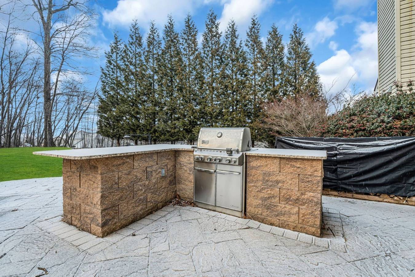 Family Getaway with Fireplace and Patio in Rockland County