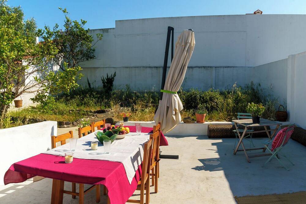5-bedroom beach house ideal for groups 5 min walk from Carcavelos beach in Oeiras, Costa de Lisboa
