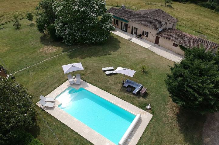 Location de vacances pour 8 personnes, avec Jardin et Piscine à Villefranche-de-Lonchat