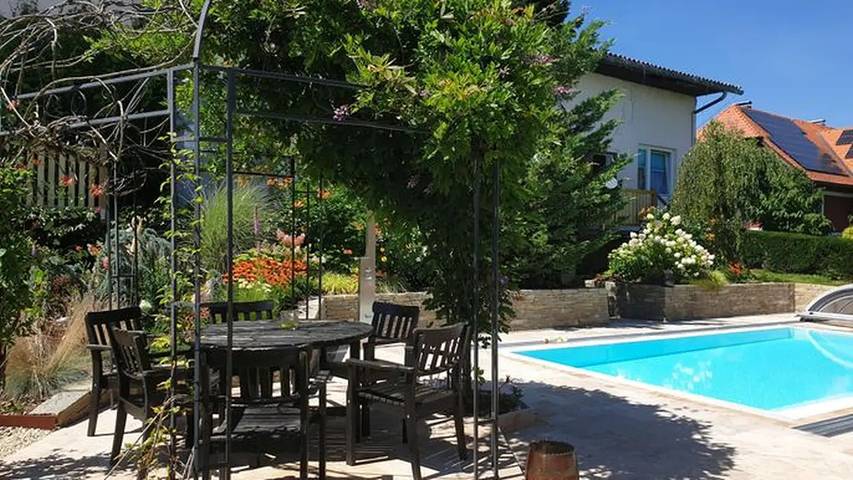 Ferienwohnung für 3 Personen, mit Pool und Garten