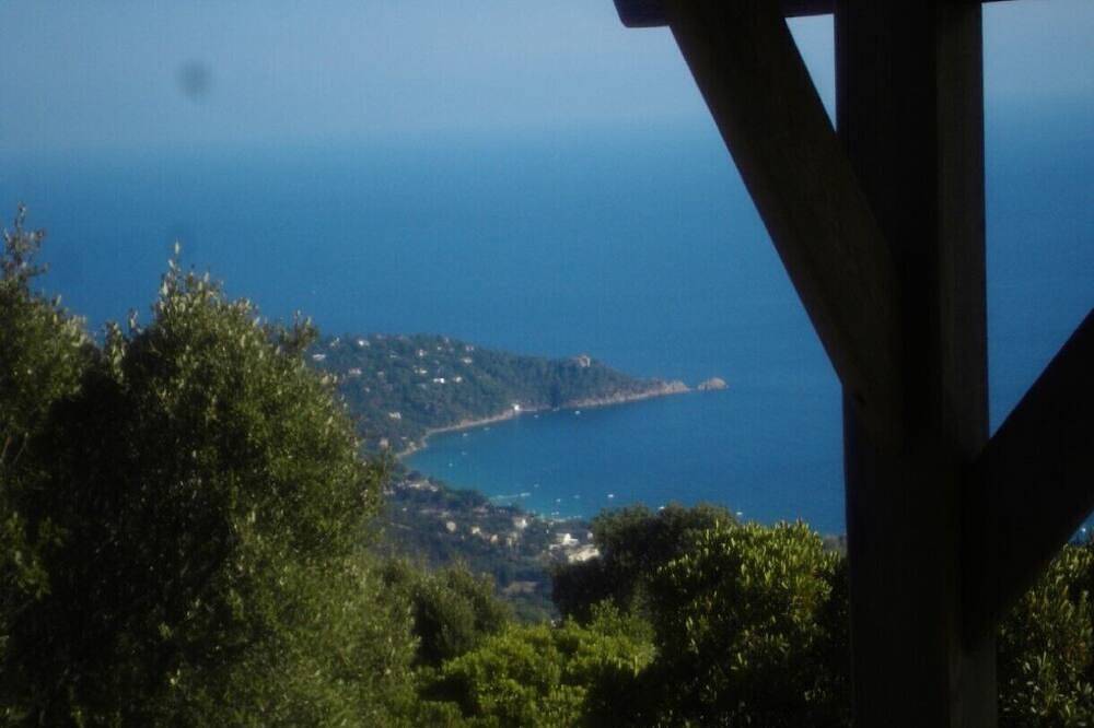 Ruhe und Natur über dem Mittelmeer in Le Lavandou, Mittelmeerküste (Frankreich)