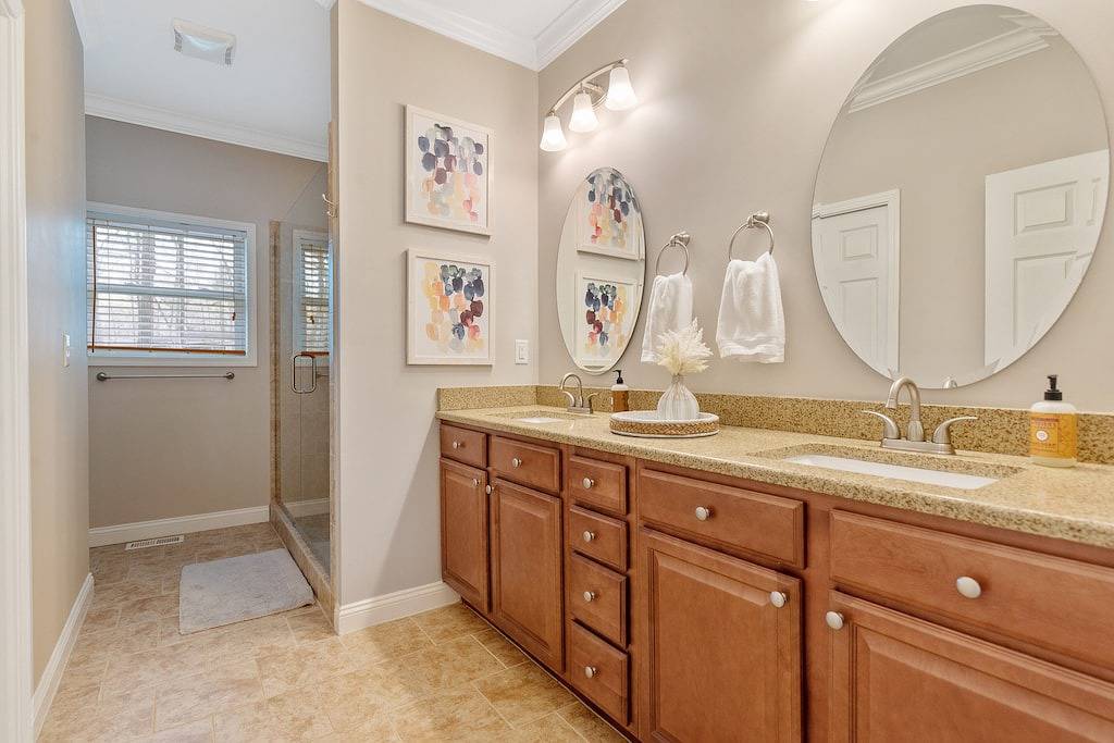 Dog Friendly, 370+ ft of Waterfront, dock access and kayaks! in Lake Gaston