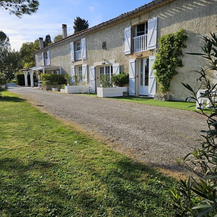 Gîte pour 30 personnes, avec Terrasse ainsi que Jardin et Piscine