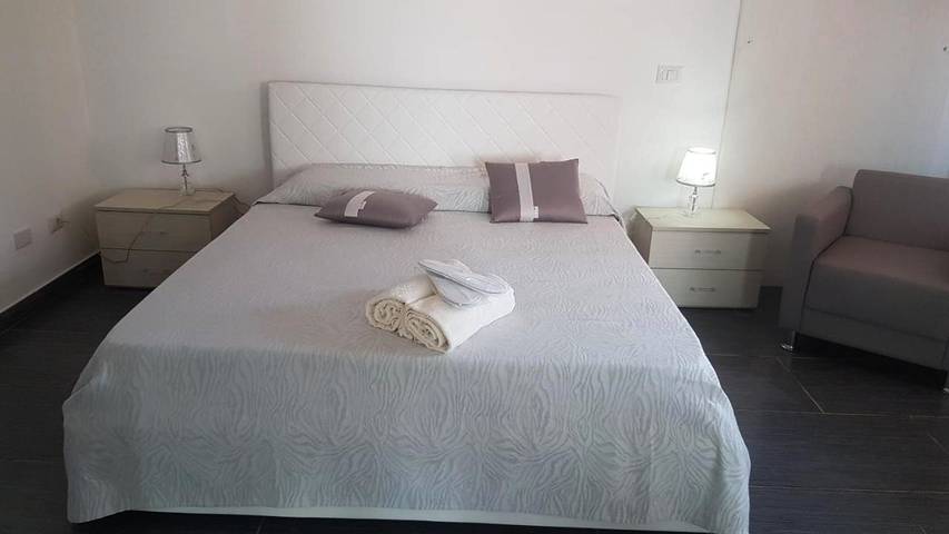 Chambre d’hôte pour 4 personnes, avec Balcon ainsi que Terrasse et Vue à Gela
