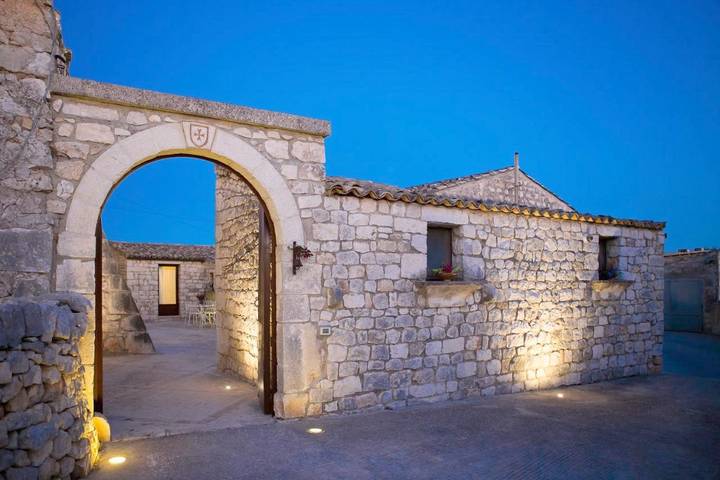 Agriturismo per 2 persone, con Terrazza e Giardino nonché Piscina a Scicli