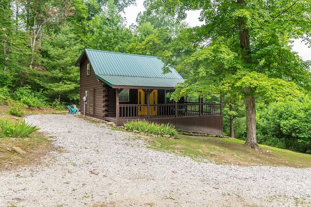 Pilot Point- Hot Tub, Pet Friendly, Firepit, Covered Deck in Daniel Boone National Forest