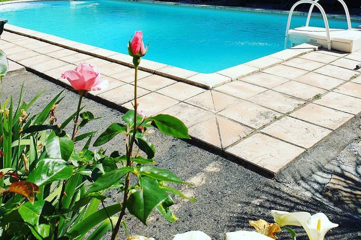 Location de vacances pour 5 personnes, avec Terrasse ainsi que Jardin et Piscine dans Brie-sous-Matha