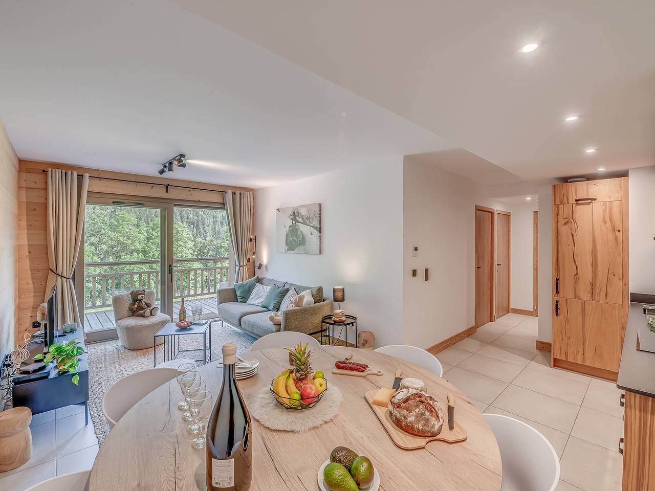 Entire apartment, Charming Alpine Apartment in Champagny-en-Vanoise, 4 Rooms, Sleeps 8, Mountain Views in Champagny-en-Vanoise, Vanoise National Park