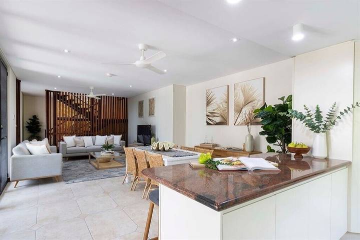 Holiday home for 10 people, with garden and balcony as well as pool in Port Douglas