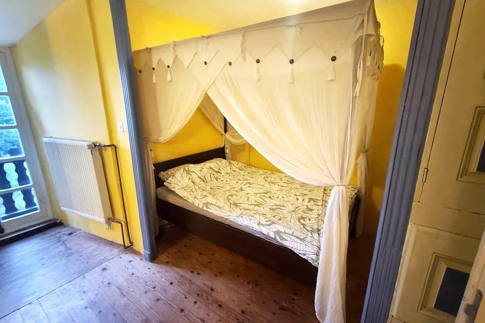 Château Montegut – Appartement privé dans une tour médiévale avec vue Pyrénées in Montégut, Hautes-Pyrénées