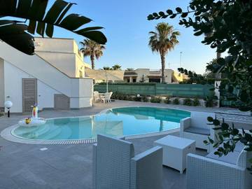 Cottage pour 8 personnes, avec vue ainsi que jardin et piscine, adapté aux familles à Tre Fontane