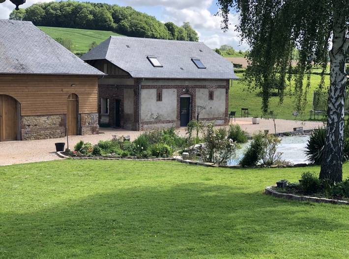 Gîte pour 6 personnes, avec vue sur le lac ainsi que balcon et jardin à Neuville-Ferrières