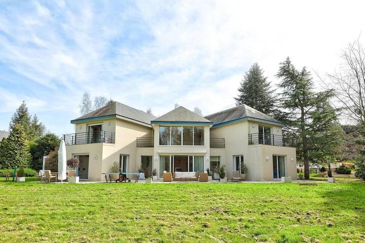 Gîte, avec Balcon et Terrasse ainsi que Jacuzzi et Jardin à Anet