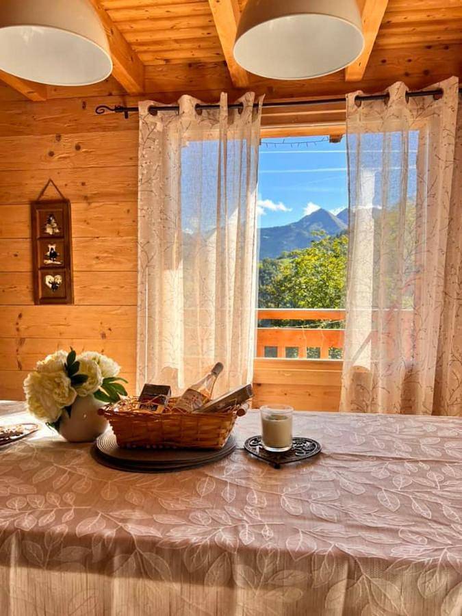 Gîte pour 8 personnes, avec terrasse ainsi que vue et piscine à Les Clefs - 4