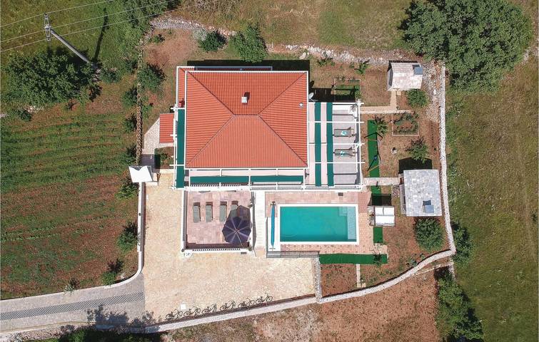 Geräumige 1-Zimmer-Wohnung mit Pool und Garage, in der Nähe von WLAN und Küche in Cista Provo, Makarska Riviera
