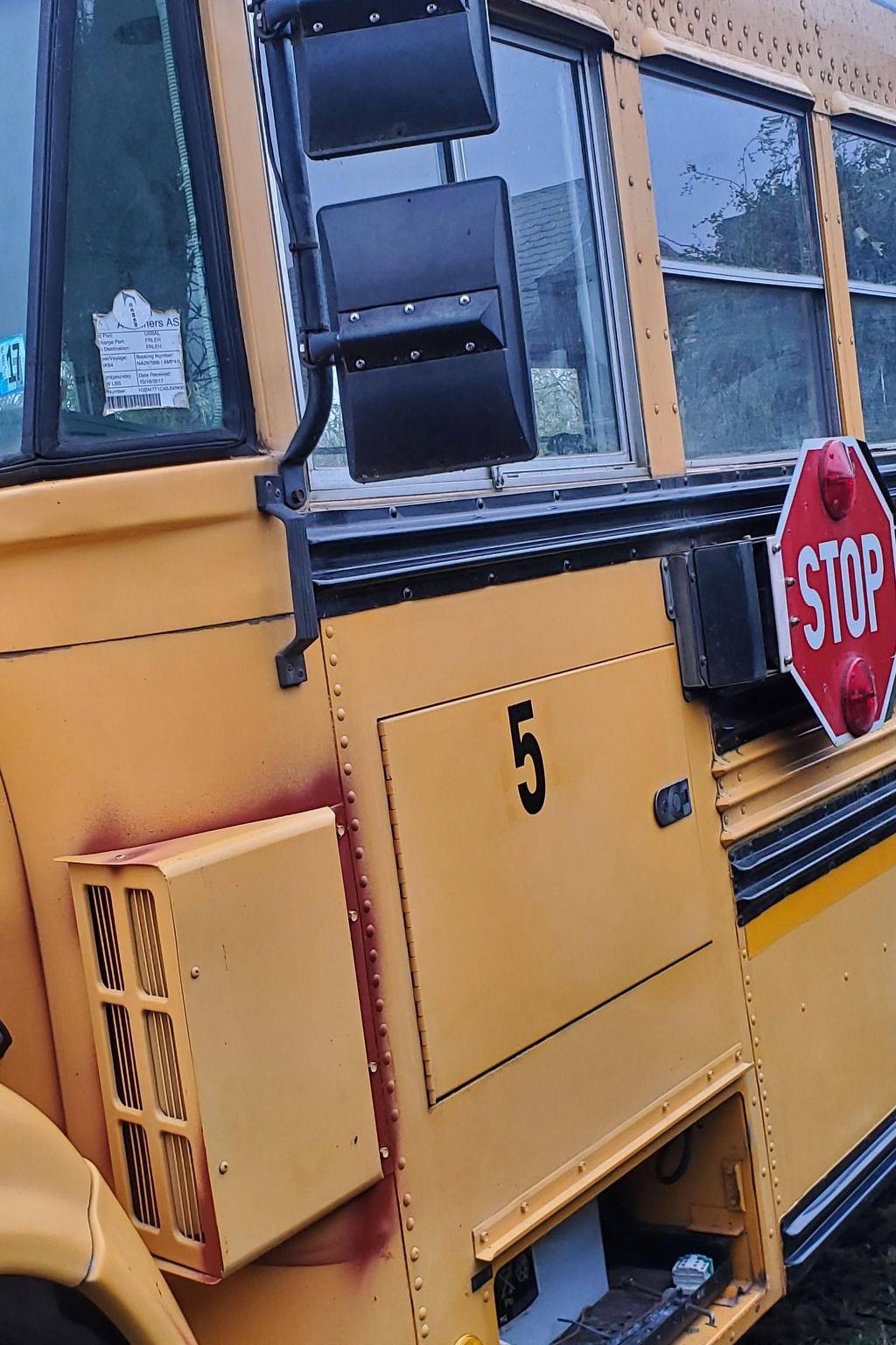 Ganze Wohnung, Ungewöhnliche Übernachtung in einem authentischen amerikanischen Schulbus in Walcourt, Region Namur