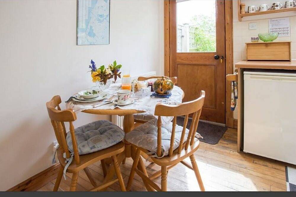 Das Stable Cottage ist ein helles, modernes Ferienhaus zur Selbstverpflegung mit 2 Schlafzimmern in Ayr, Firth Of Clyde