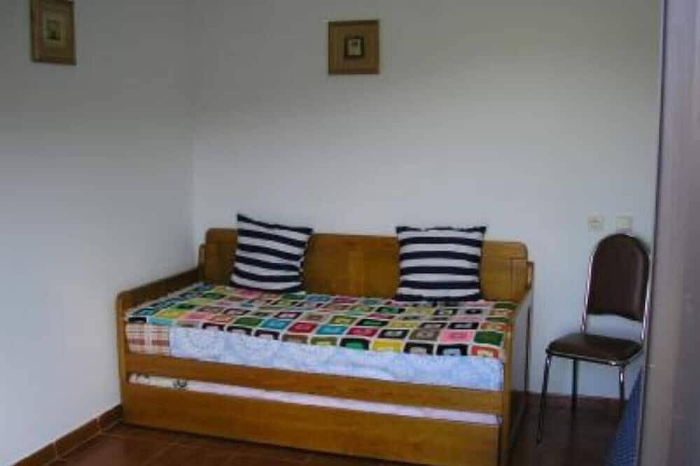 Maison - Nazaré (2,5 km) avec pelouse, piscine et jardin. in Nazaré, Leiria District
