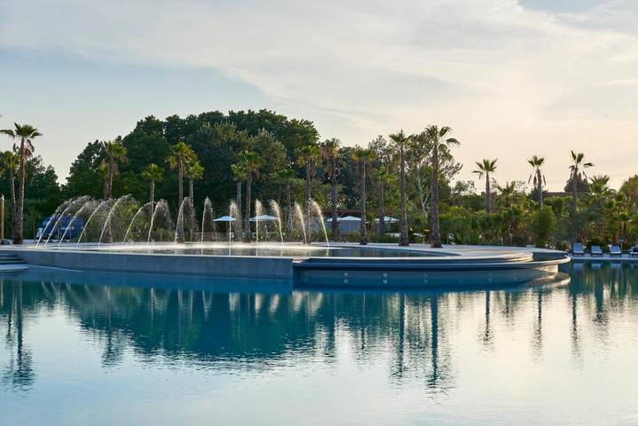 Camping pour 4 personnes, avec Jacuzzi et Terrasse ainsi que Jardin et Piscine