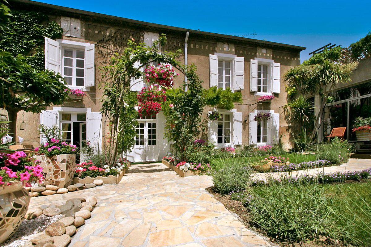 L'Oustal Des Fleurs in Olonzac, Canal du Midi