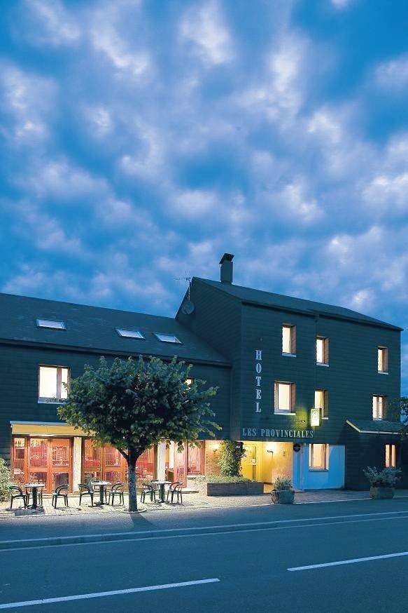 Hôtel pour 3 personnes, avec terrasse ainsi que piscine et jardin à Arpajon-sur-Cère - 2