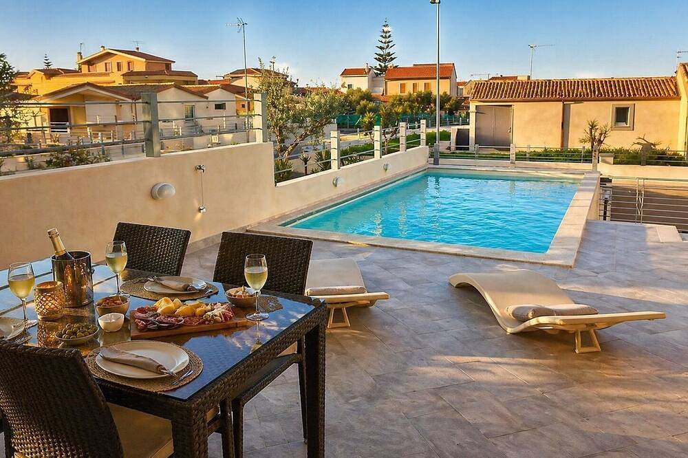 Villa con 2 camere da letto, piscina privata, vicino alla spiaggia e ai negozi, di recente costruzione in Codaruina/Valledoria, Valledoria