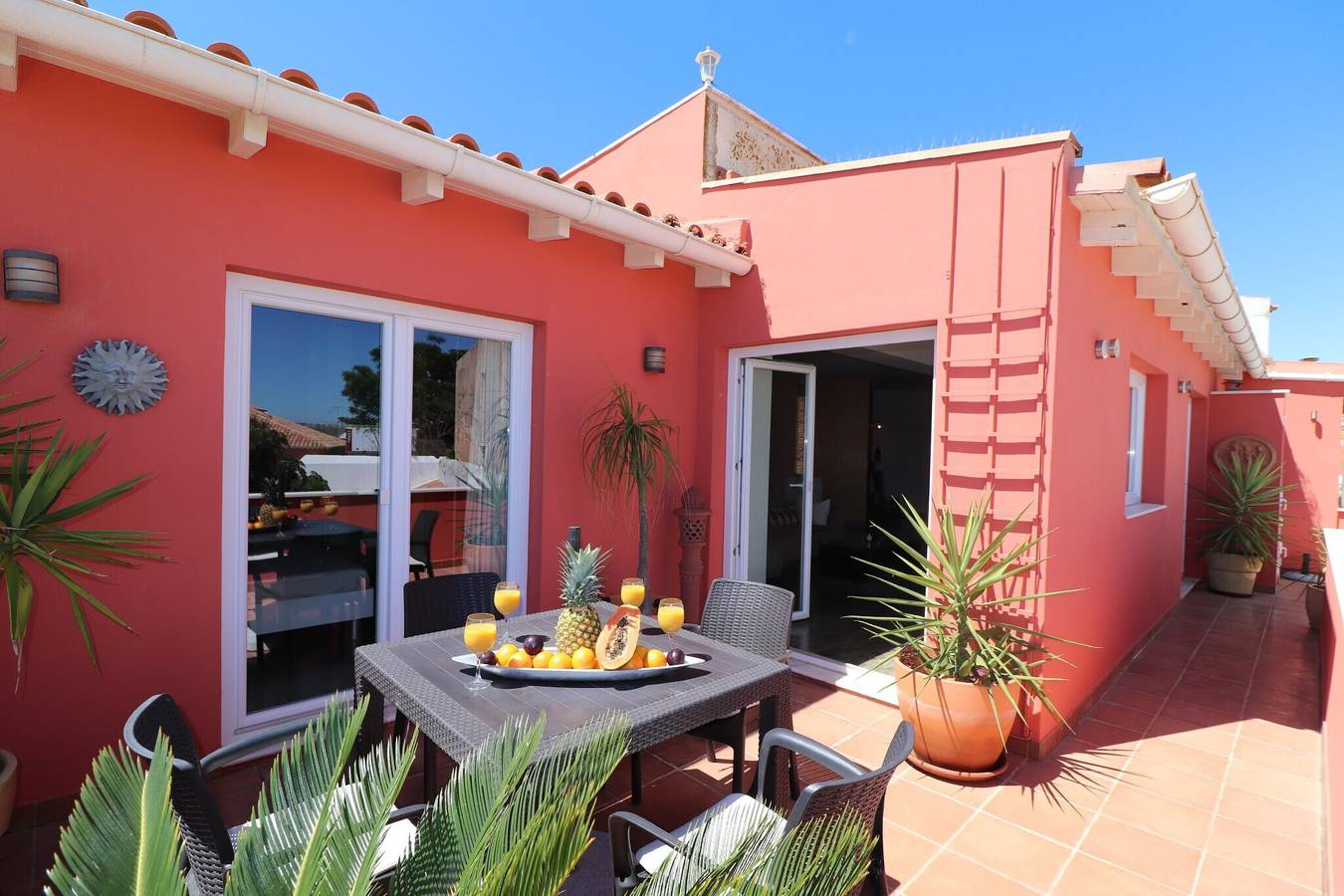 Ganze Wohnung, Ferienwohnung 'Apartamento Vista Marina' mit Meerblick, privater Terrasse und Wlan in São Sebastião, Lagos