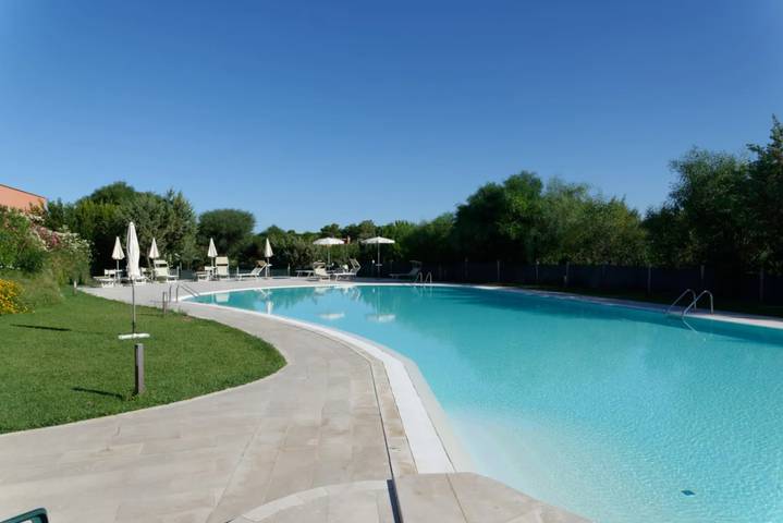 Casa vacanze "Antonella Sul Golf" con piscina condivisa, terrazza privata e Wi-Fi in Is Arenas, Narbolia