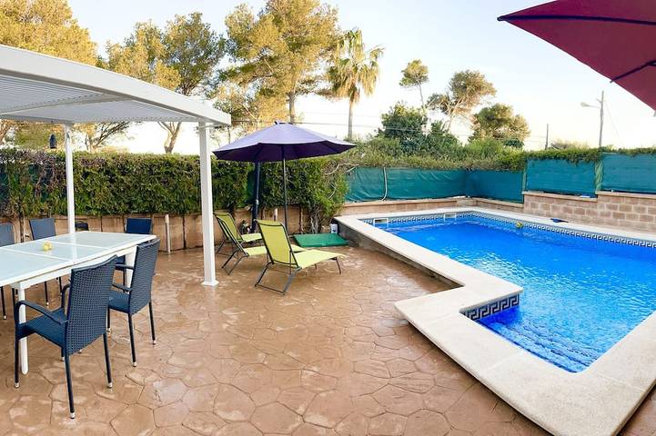 Ferienhaus für 8 Personen, mit Balkon und Whirlpool sowie Garten in Cala Pi