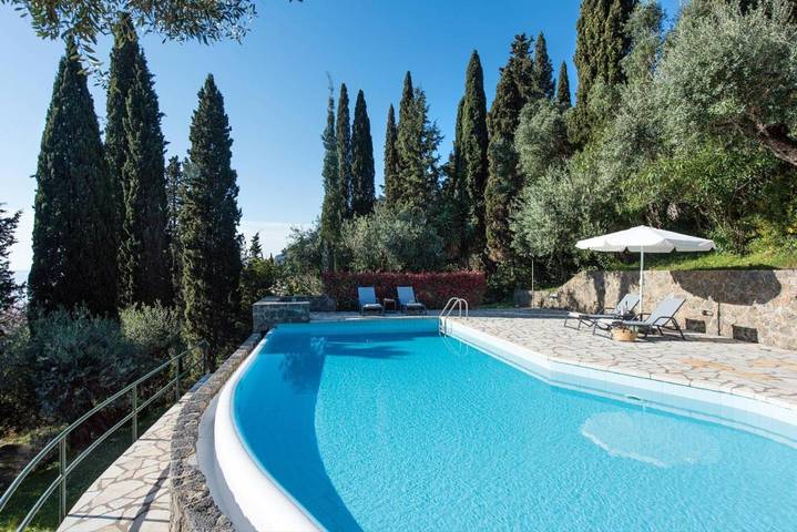 Location de vacances pour 17 personnes, avec piscine ainsi que jardin et vue dans Benitses - 2