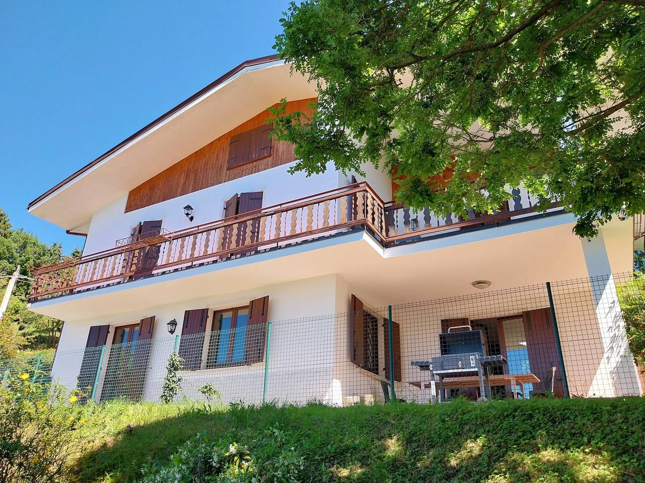 Casa Anna: Uitzicht op het Gardameer, 1.500 m² Privétuin en Privéterrassen in Torri del Benaco, Garda Bergen