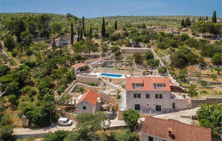 Gemütliche 2-Zimmer-Wohnung mit Pool und Terrasse, 1,5 km von der Küste entfernt in Milna, Brac