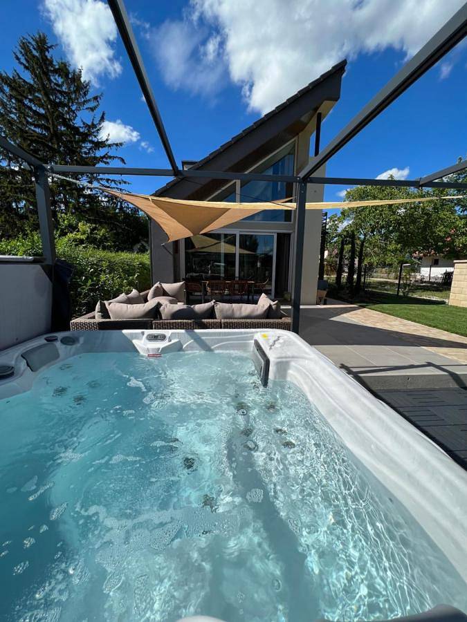 Villa für 8 Personen, mit Garten und Balkon sowie Sauna und Whirlpool am Balaton