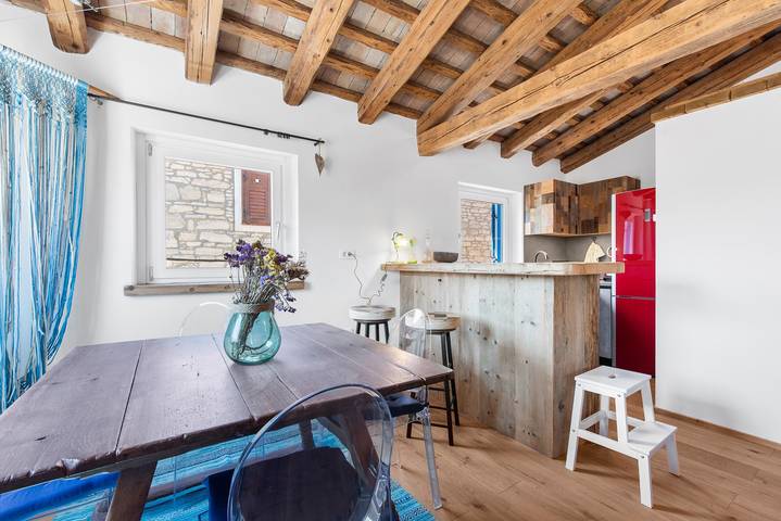 Ganze Wohnung, Neu renoviertes Rustikal-Apartment im Herzen des Stadtzentrums von Novigrad, nur wenige Schritte vom Strand entfernt in Novigrad, Umag und Umgebung