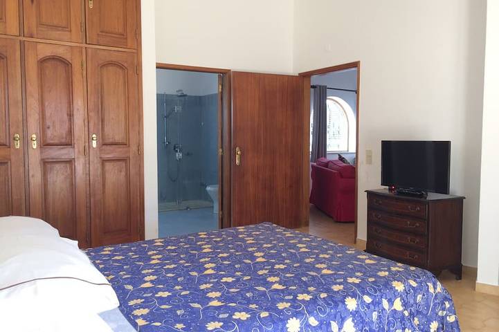 3-Bett-Villa mit Pool, 10 Min. Zum Golfplatz und Strand, 5 Min. Fahrt von der Stadt in Carvoeiro, Faro Distrikt