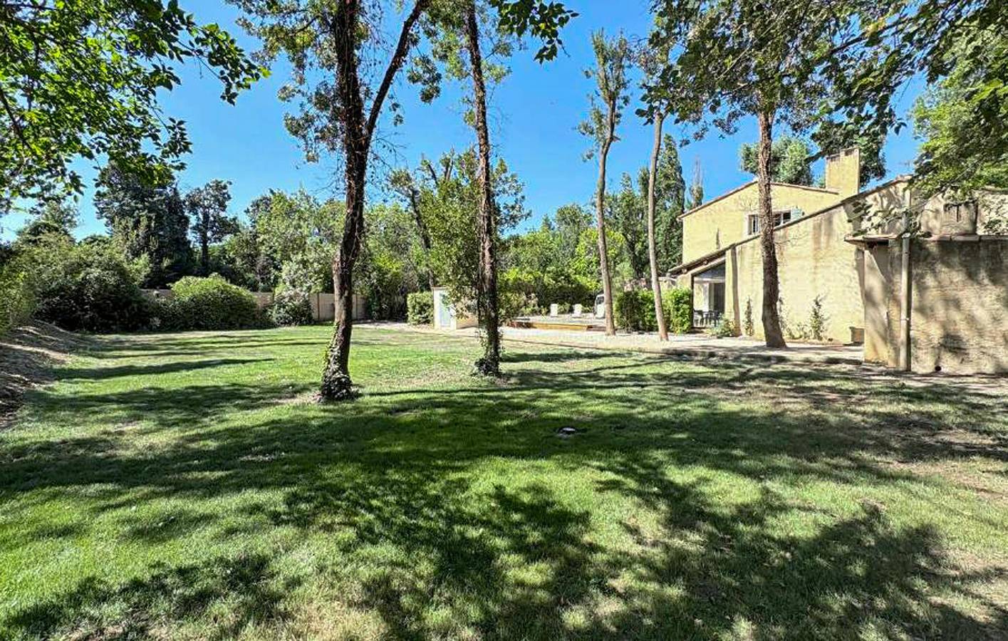 Appartement confortable avec piscine et parking, à 1,5 km des Angles in Les Angles (Gard), Région de Nîmes