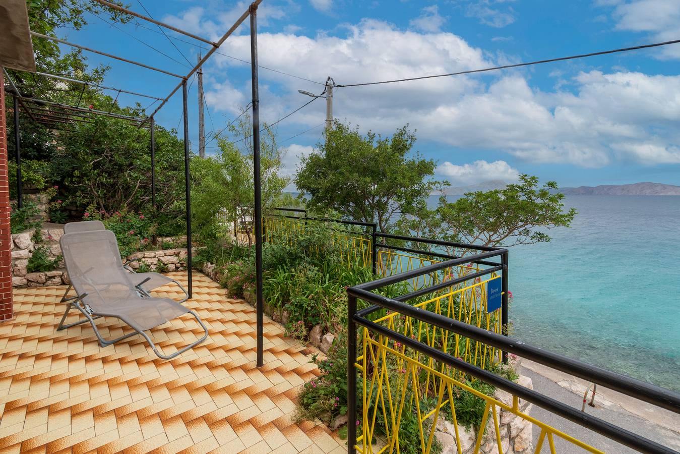 Cijeli apartman, Apartments Steps from the Sea in Jablanac, Park prirode Velebit