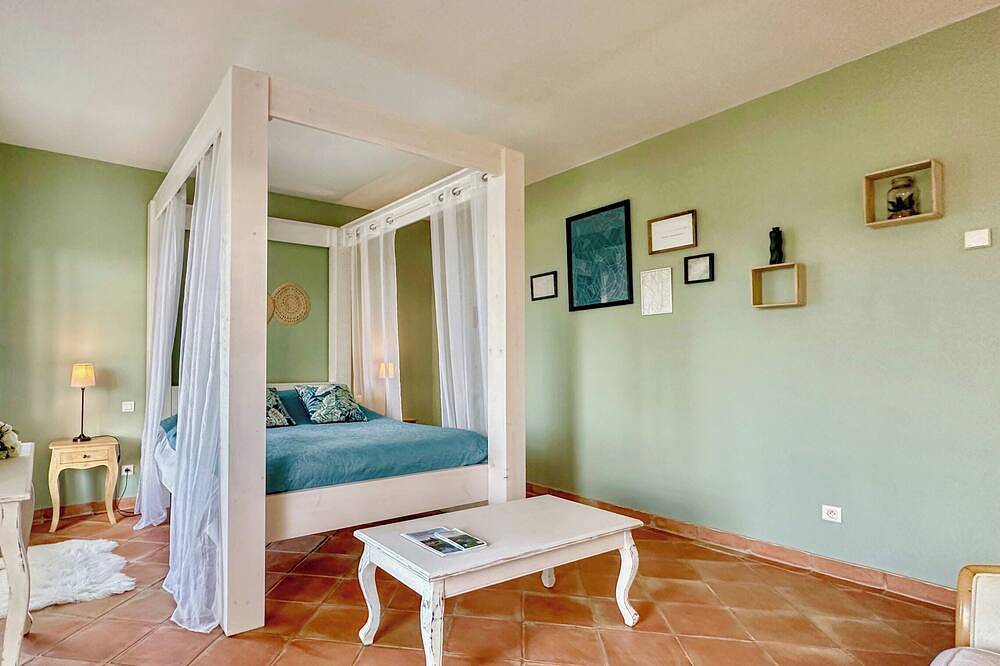 Maison Oléa - Chambre D'hôtes \"fleur de Lin\" Avec vue sur la Vallée de la Vézère in Le Bugue, Périgord Noir