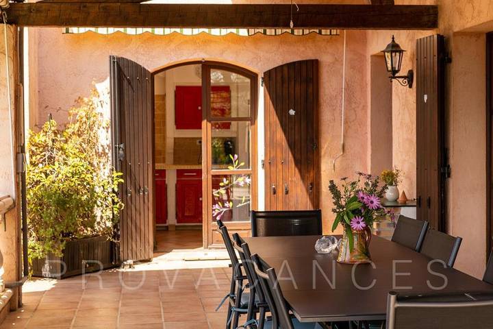 Große Villa mit Pool nördlich von Nizza in der Nähe von Contes in Contes, Mittelmeerküste (Frankreich)
