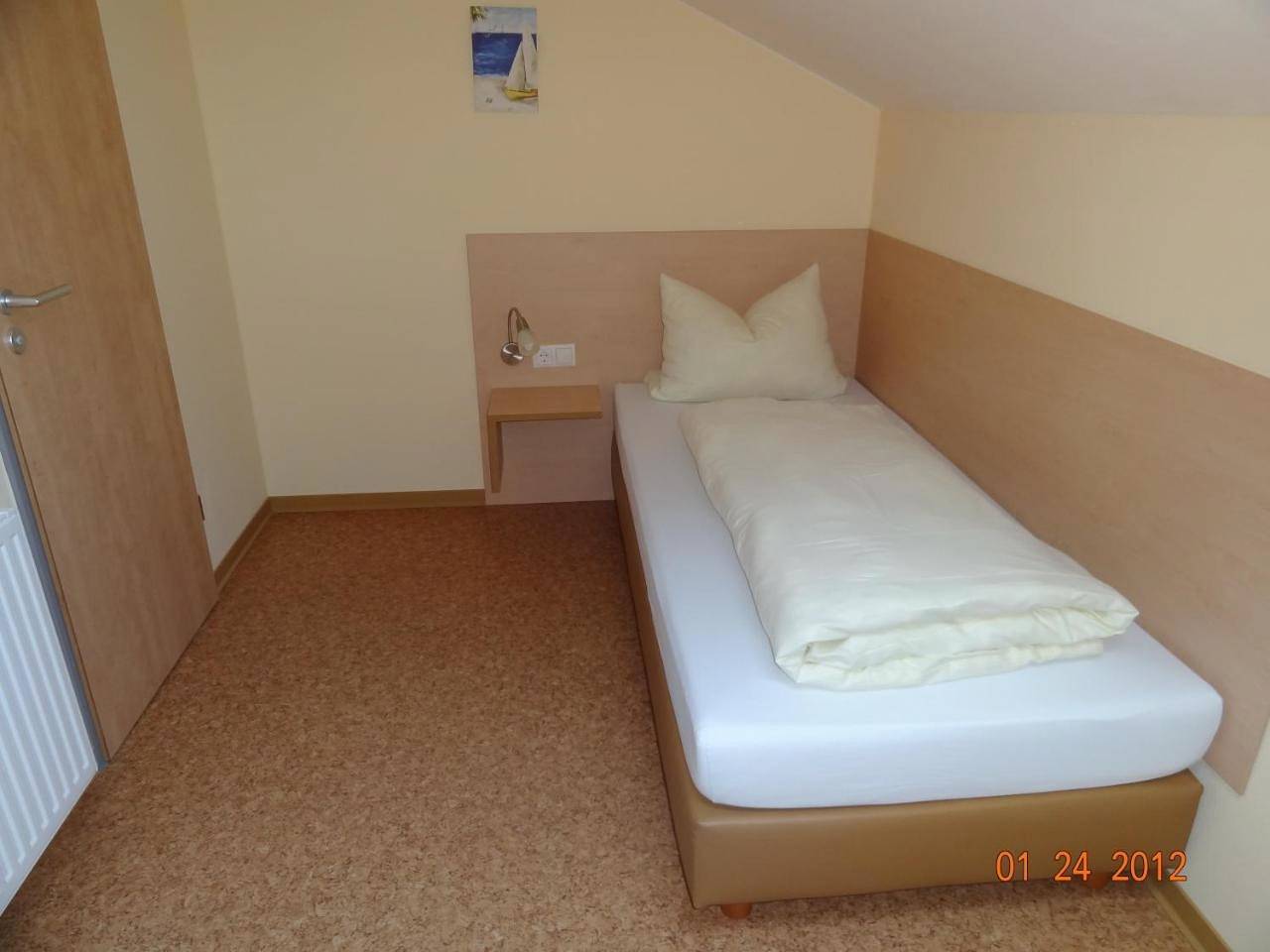 Single Room with Bathroom in Eggenfelden, Ostbayern