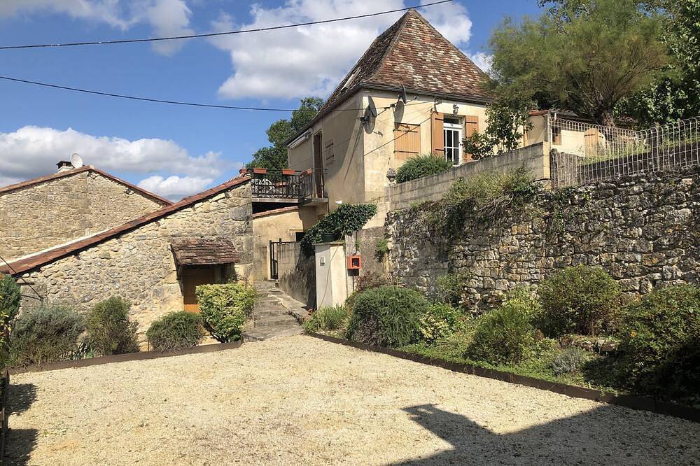 Charming hillside cottage with a view of the town and Dordogne Valley in Couze-et-Saint-Front, Périgord Pourpre