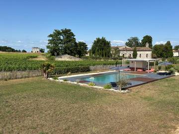 Location de vacances pour 4 personnes, avec piscine ainsi que jardin et vue à Saint-Christoly-Médoc