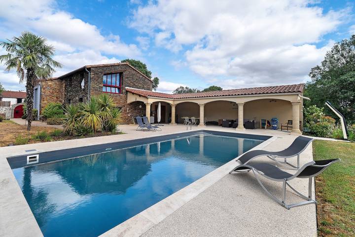 Piccola casa "La Grande Rivière" con piscina, Wi-Fi e aria condizionata in Tillières, Cholet e dintorni