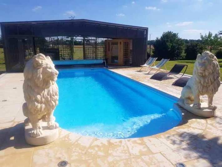 Location de vacances pour 12 personnes, avec piscine ainsi que terrasse et jardin, animaux acceptés à Saint-Clair-d'Arcey