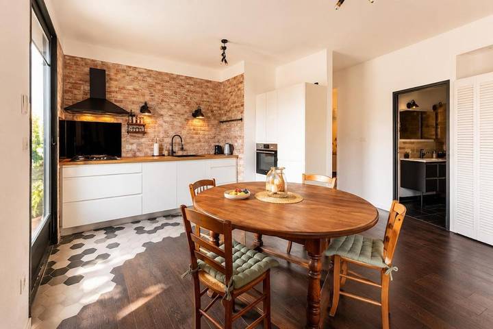 Gîte pour 4 personnes, avec Balcon ainsi que Terrasse et Vue dans Salle De L Etoile Chateaurenard