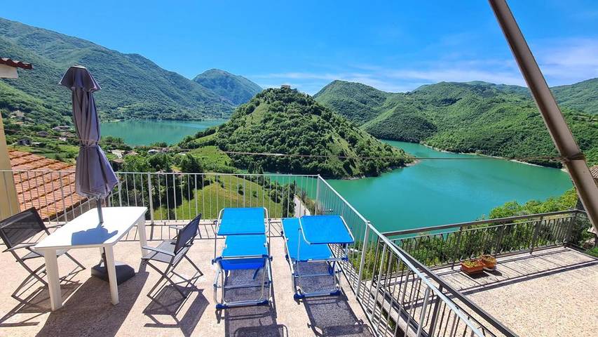 Gîte pour 8 personnes, avec vue ainsi que terrasse et vue sur le lac à Castel di Tora - 2