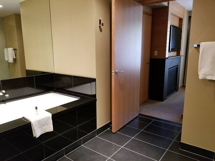 Vacation rental for 4 people, with balcony and pool as well as hot tub in Snowmass Village