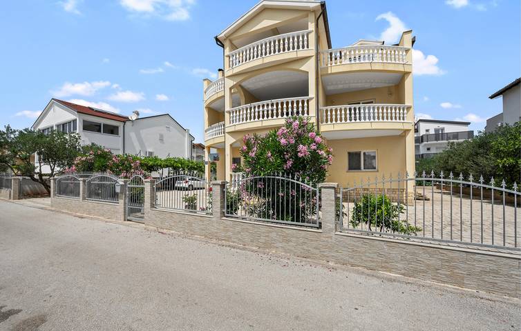 Ganze Ferienwohnung, Gemütliche Ferienwohnung mit Terrasse, WLAN und Parkplatz, 1 km vom Strand entfernt in Vodice, Šibenik-Knin