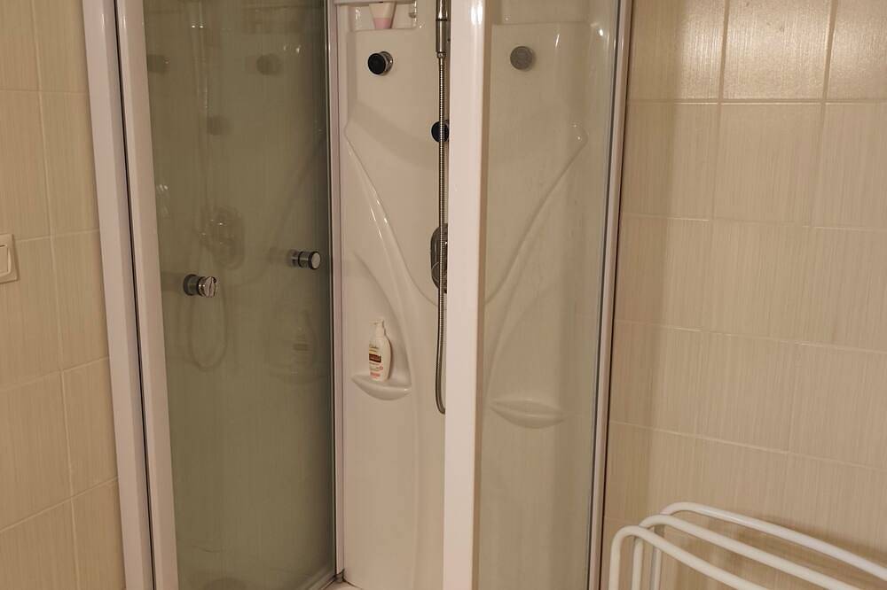 Apartamento entero, Loft with small kitchen. Suitable for students or people on the move in Bricquebec, Côte de la Déroute